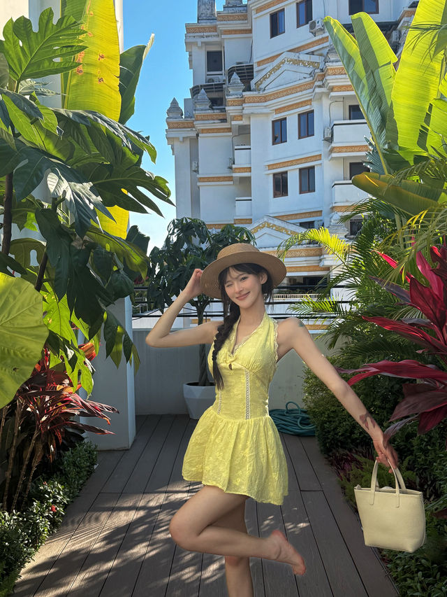 在版納告莊星光夜市的喧囂旁，竟藏著這樣一處靜謐花園