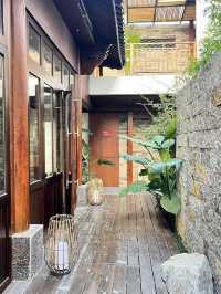 逃離喧囂！麗江這家侘寂風咖啡館美到窒息