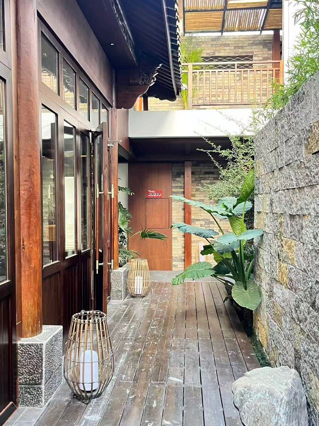 逃離喧囂！麗江這家侘寂風咖啡館美到窒息