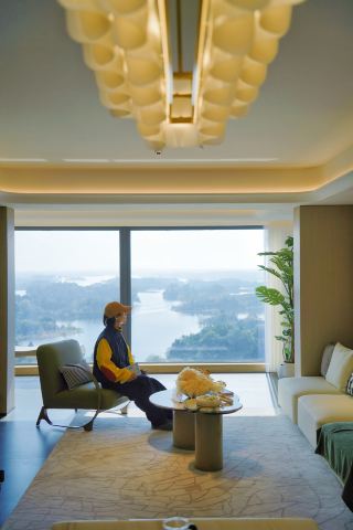 In my fifth year in Chengdu, I finally made my home by the lake