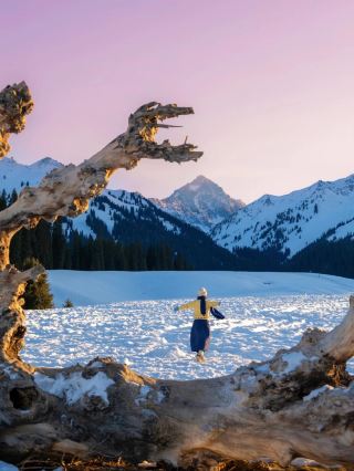 冬に伊里を訪れてみて、夏に行くのはとんでもない無駄遣いだったと気づきました。冬の伊里はまさに氷と雪の隠れた宝石！ナラト雪原とサイラム湖を巡るセルフドライブツアー…