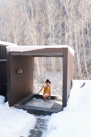 アナヤ武陵山の渓流沿いにあるプライベート温泉：谷間にひっそりと佇む癒しの旅。