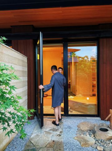 Я была совершенно потрясена, обнаружив в Ханчжоу отель с термальными источниками, напоминающий «Маленький Киото» – он настолько прекрасен, что это невозможно описать словами!