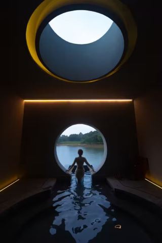 ท่ามกลางภาพวาดทิวทัศน์อันงดงาม ความสงบคือบ้านที่แท้จริง ผู้สันโดษพบความสุขในความเงียบสงบ