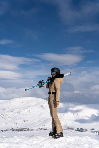 눈 시즌 폐장, "달 표면"에서 스키 타기