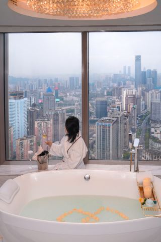Stay in a cloud suite in Guiyang and enjoy panoramic city views while taking a bath.