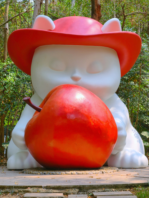 深圳園博園！リンゴを抱えたかわいいネコちゃん | Trip.com 深セン