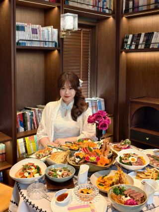 A date in Shenyang – the creative cuisine in the bookstore had such a great atmosphere!