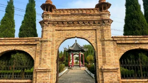 If you're looking for a getaway to escape the city hustle and slow down to savor life, Ningjin is an absolute top pick! This itinerary brings together Ningjin's natural and cultural vibes: soaking in the chill atmosphere of lakeside towers and traditional Chinese architecture, stepping into Hongdu City Reading Room for a touch of literary flair, getting up close and personal with adorable critters at the Wildlife Kingdom, and kicking back at the Evening Breeze Campsite. Top it off with a down-to-earth stay at a local B&B and some mouth-watering "catch of the day" seafood, and this soulful slow-paced trip will help you hit the "reset" button on life in no time! — traveler post in Ningjin