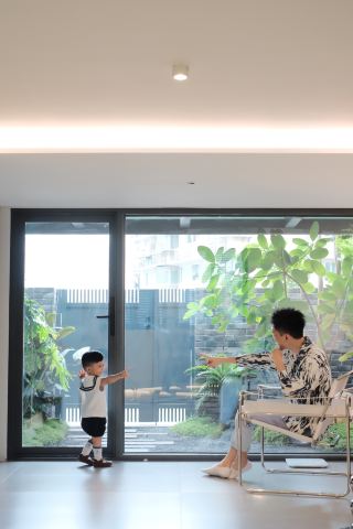 Stay in a beautiful hotel in the bustling Jiefangbei area