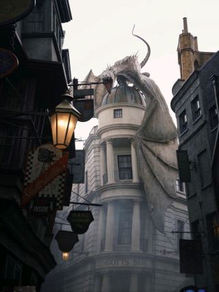 雨のオーランド・ユニバーサル・スタジオ「ダイアゴン横丁」。どんよりと神秘的な魔法界のムードが最高潮に。