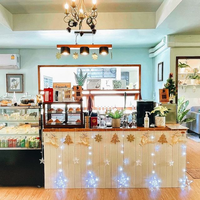 📍 W House Cafe and Greenery 🏡🌳☕️🧁 