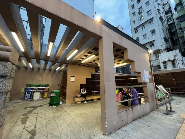 鬧市中嘅人工瀑布牆 @ 彌敦道界限街休憩處