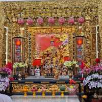วัดสวย โคมแดง เรียงรายสะดุดตา