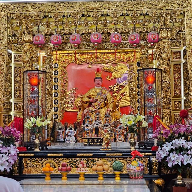 วัดสวย โคมแดง เรียงรายสะดุดตา