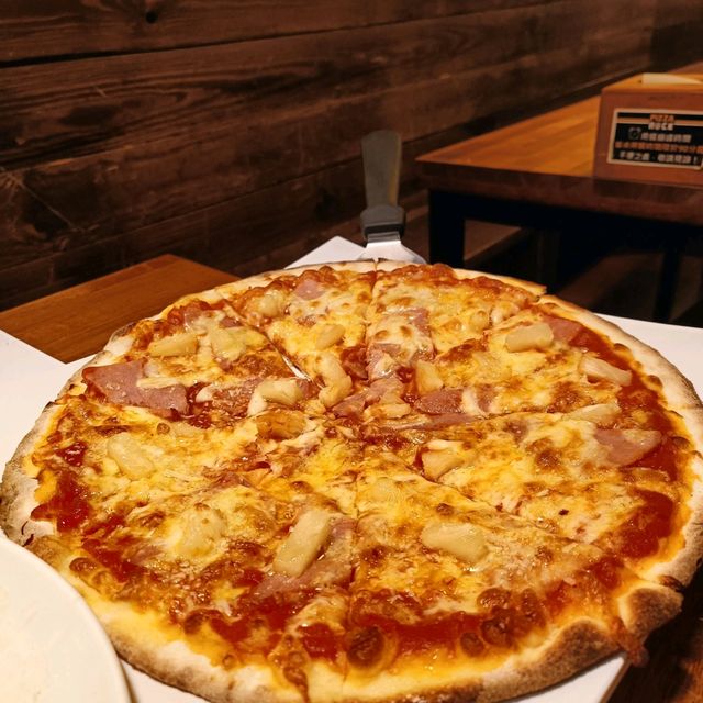再次來到熟悉的pizza rock 這次點不一樣的披薩~夏威夷