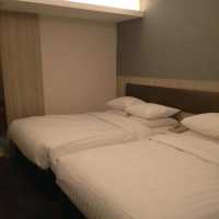 香港の高台に在る、STANFORD HILLVIEW HOTELは、ウェルカムスイーツが洒落てて、窓からの眺めは最高。