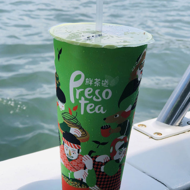 讓它陪你橫渡淡水河：鮮茶道-淡水老街門市