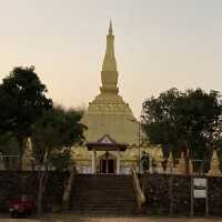 燦然と輝く黄金の仏塔　Samakkhixay Stupa