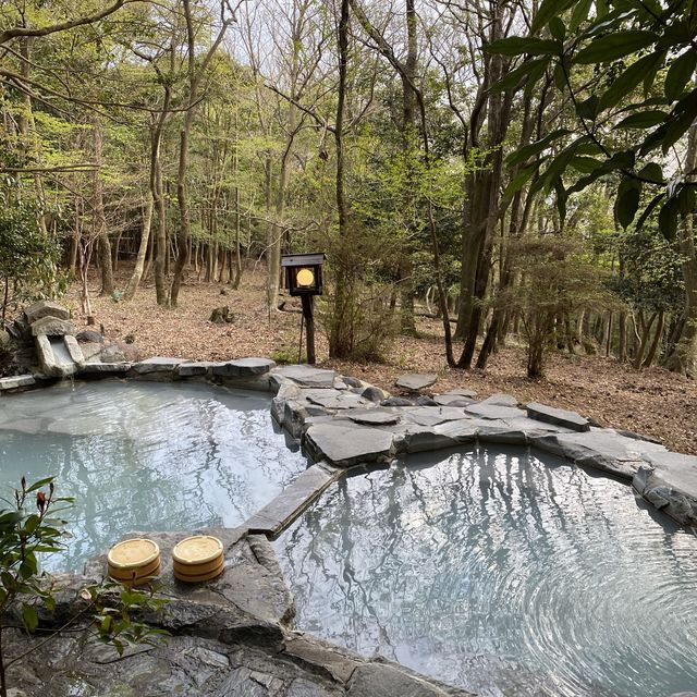 鹿児島県・旅行人山荘の貸切風呂「赤松の湯」は大自然の中にある