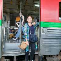 世界奇景漫步在鐵道上-曼谷美功火車市集