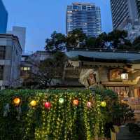 曽根崎横丁の露天神社…通称お初天神は、夜のライトアップが綺麗な神社