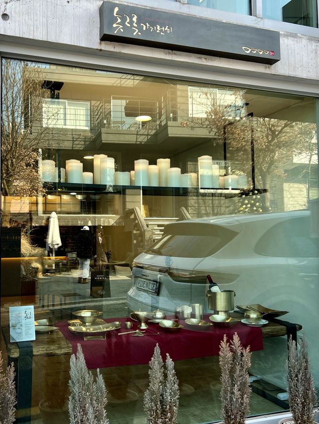 ソウル西村、真鍮の輝く器でいただく茶菓子。素敵な展示ルームも