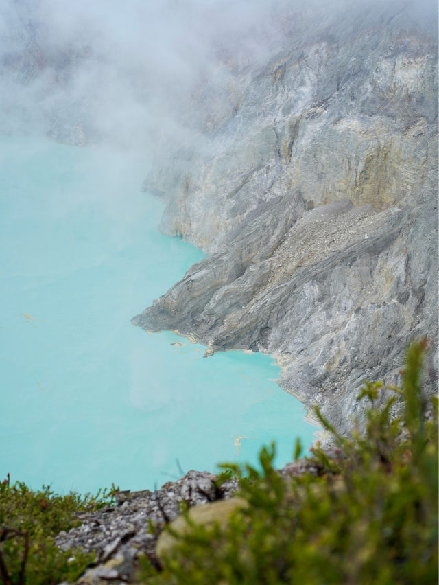 印尼 | 世界上極罕有湖水藍色嘅火山口湖🩵