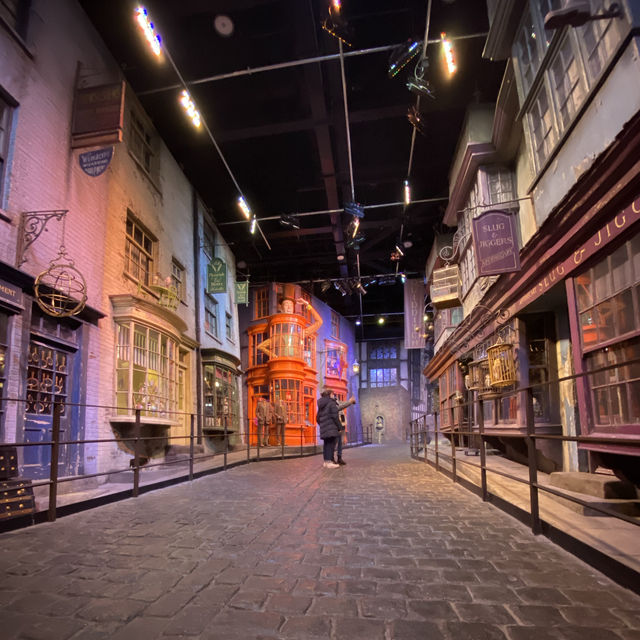  Step inside the Harry Potter set in London!!
