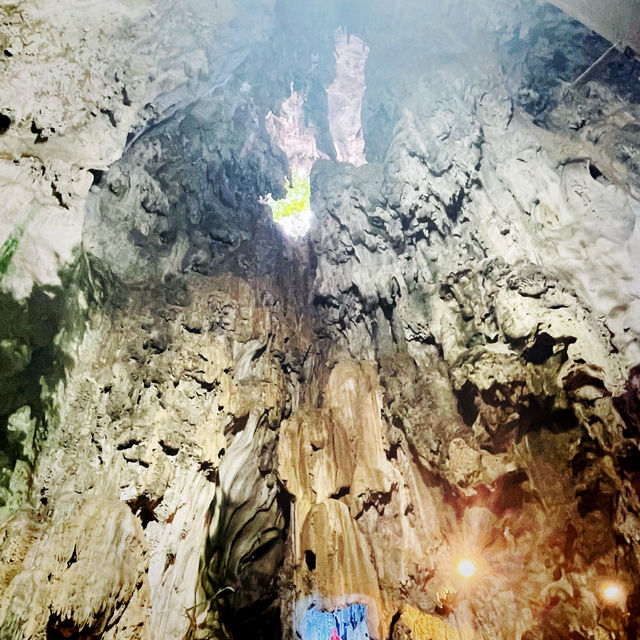 【マレーシア🇲🇾/カラフルな階段と黄金の神像が美しい”バトゥ洞窟”】