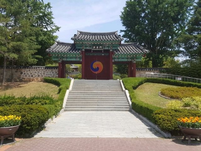 A symbol of Confucianism in Gangneung, Ojukheon