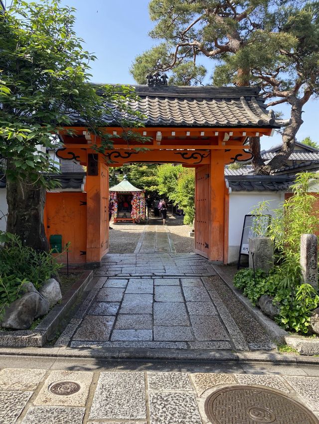 【京都】カラフルなくくり猿が人気〈八坂庚申堂〉