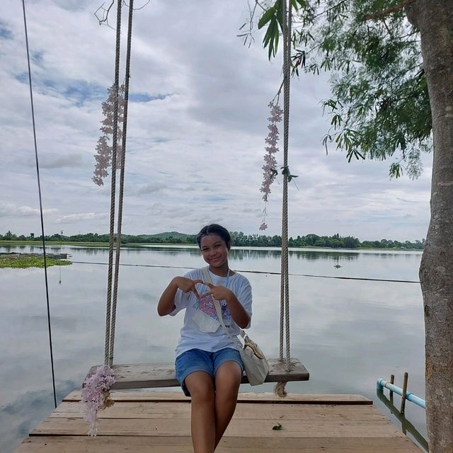 คาเฟ่สไตล์สวนผลไม้ใกล้วัดถ้ำเสื้อ มุมถ่ายรูปเพียบ