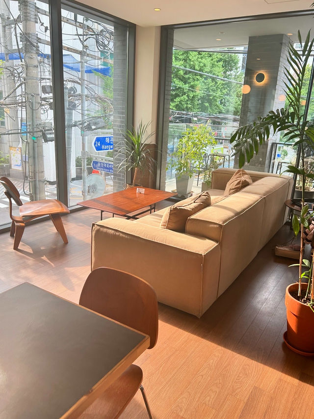 【釜山カフェ】壁一面のポストカードが素敵なホテルのカフェ🖼️