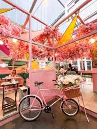 Stunning café with bright pink love themed decor 🌸