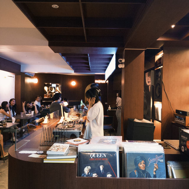 คลาสสิคมาก aftersun Listening Bar
