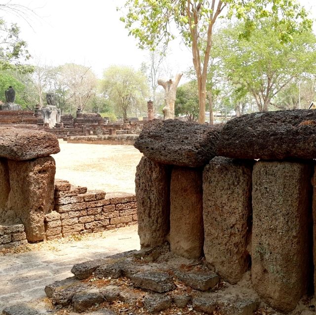 ชมเมืองโบราณ ที่อุทยานประวัติศาสตร์กำแพงเพชร