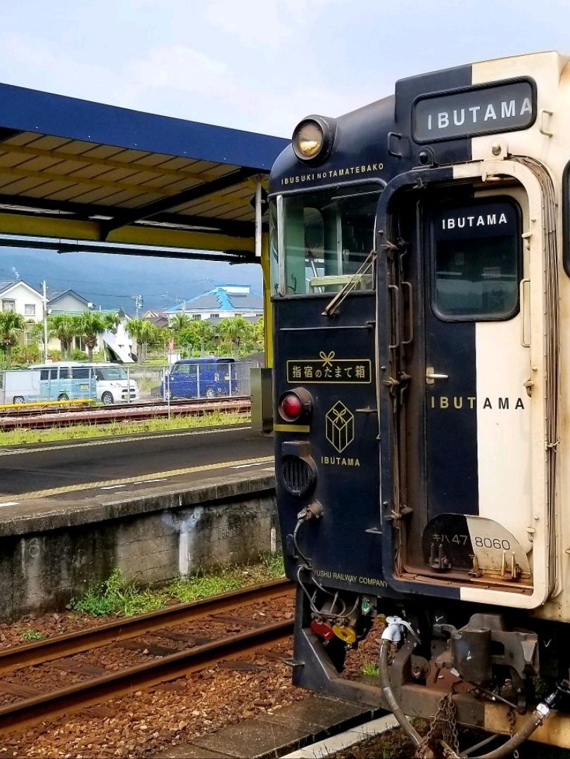 鹿児島🚃指宿のたまて箱🚃観光列車IBUTAMA⚪️⚫️ | Trip.com 鹿児島市