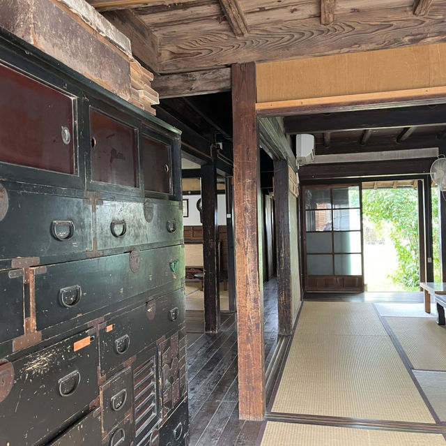 綺麗な海と歴史と何故かボート