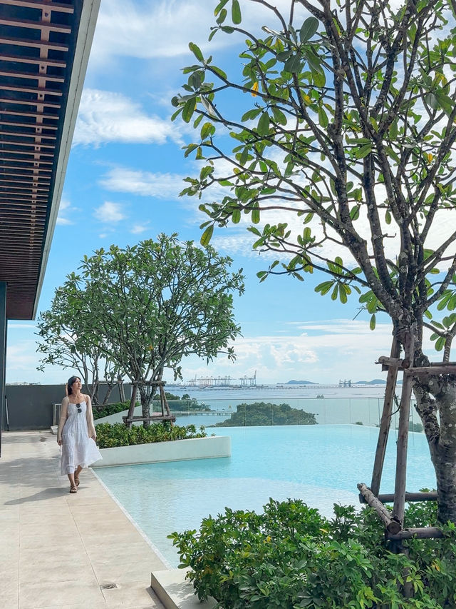 Novotel Marina Sriracha สระว่ายน้ำวิวทะเลพาโนราม่า