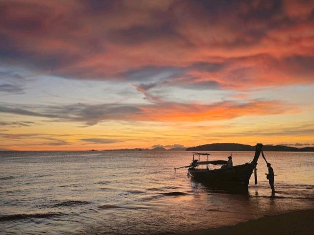  หาดอ่าวนาง จุดนั่งชมวิว และ พระอาทิตย์ตก กระบี่