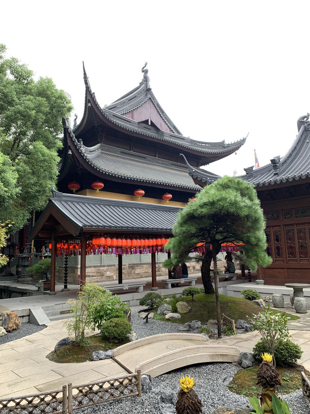 Tranquility Amidst the Bustle: A Morning at Shanghai’s Jade Buddha Temple