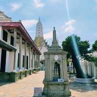泰國曼谷標誌性皇家古跡寺廟景點:Wat Phitchaya Yatikaram Worawihan，雄偉白色巨塔，適合打卡拍照📸。