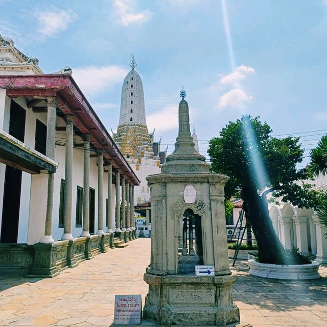 泰國曼谷標誌性皇家古跡寺廟景點:Wat Phitchaya Yatikaram Worawihan，雄偉白色巨塔，適合打卡拍照📸。