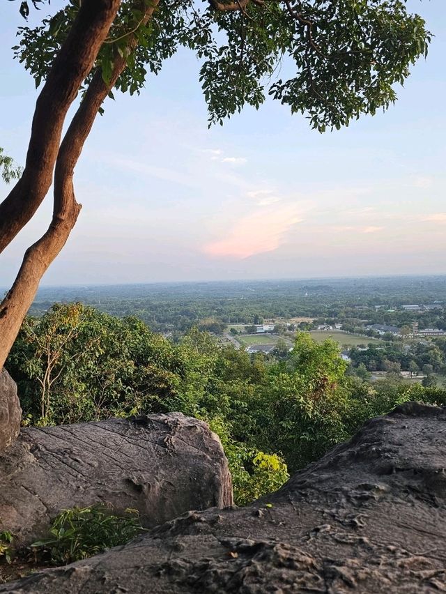 จุดชมวิวผาหินซ้อน ป่าในเมืองเขาอีโต้ ปราจีนบุรี