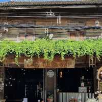สองผัวเมีย Husband & Wife Cafe & Bar