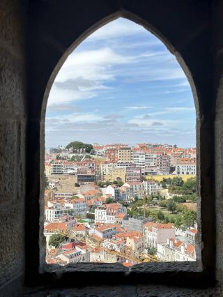 R. de Santa Cruz do Castelo: A Historic Street in the Heart of Lisbon