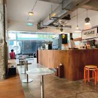 裝修簡潔好chill嘅咖啡店☕️
