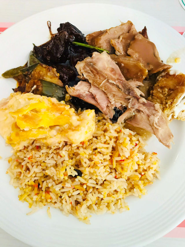 A Flavorful Sibu Dinner Feast! 🍍🍲🍄