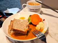 Back to the Golden Lounge where you can enjoy the facilities and food